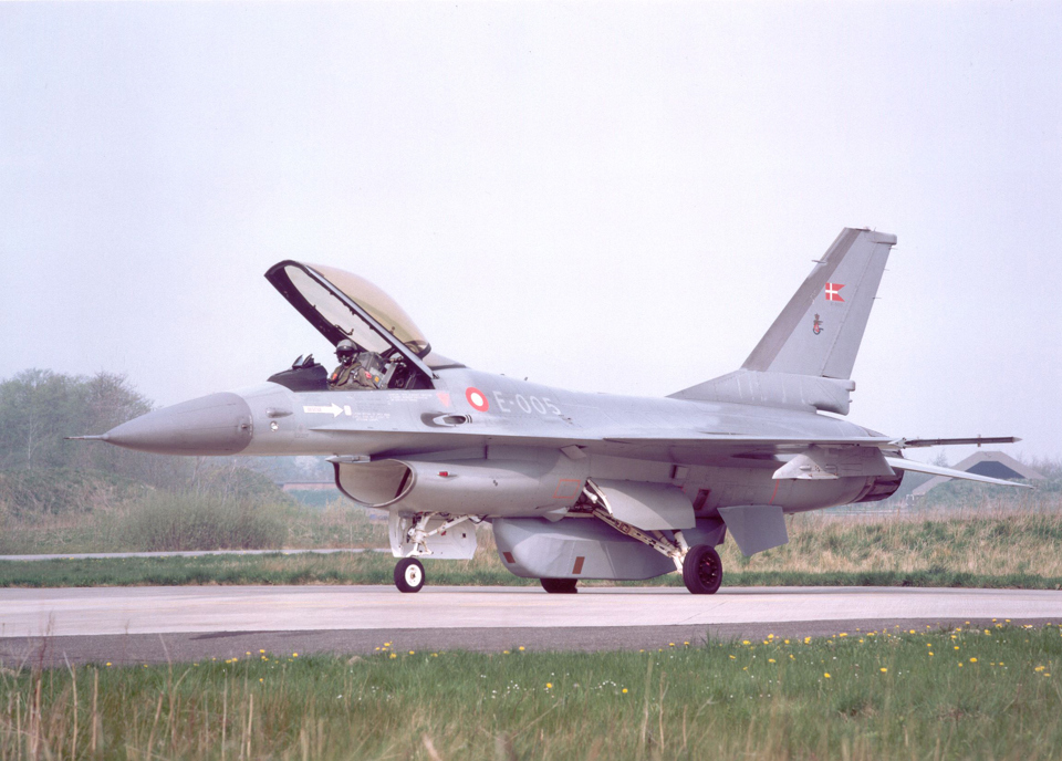 General Dynamics f-16 Fighting Falcon in the air.