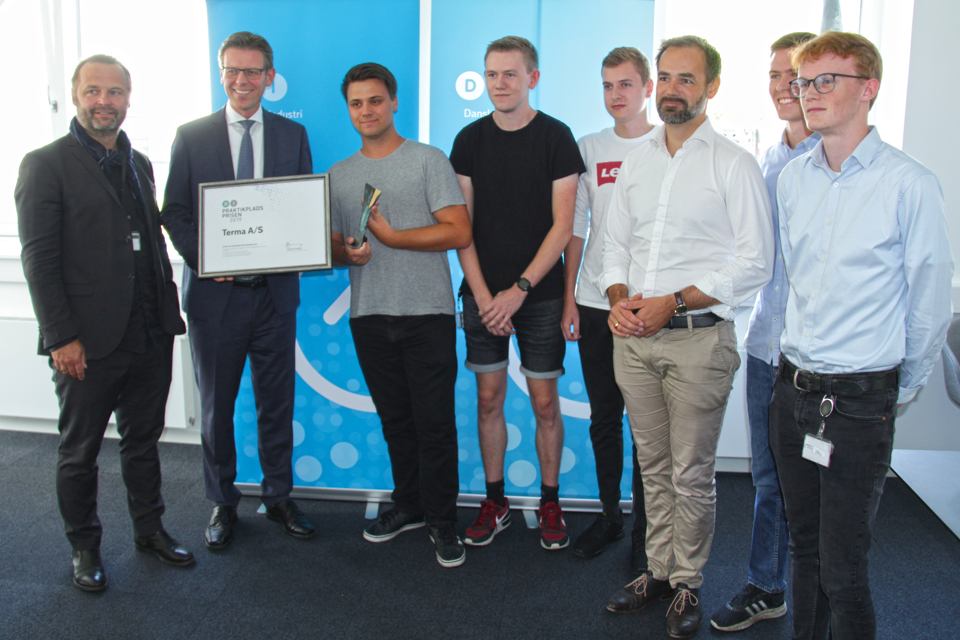 Terma receives DI's Apprenticeship Award 2019, Jes Munk Hansen with the award. From left: DI Chairman Anders Strange and Terma CEO Jes Munk Hansen, with the Terma apprentices Anders Sommer Pilgaard Mortensen, Kristoffer Braad Mikkelsen, and Lukas Blöndal Ulvskov, Mayor of Aarhus Jacob Bundsgaard, and the Terma apprentices Nicolai Hvidt and Rasmus Wormslev Daugaard.