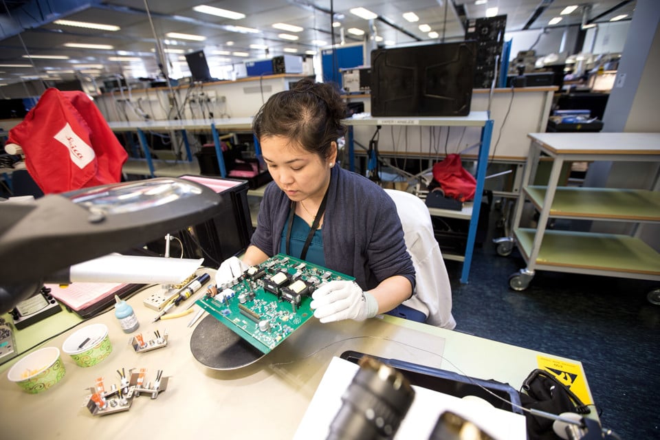 Terma employee working in electronics manufacturing.