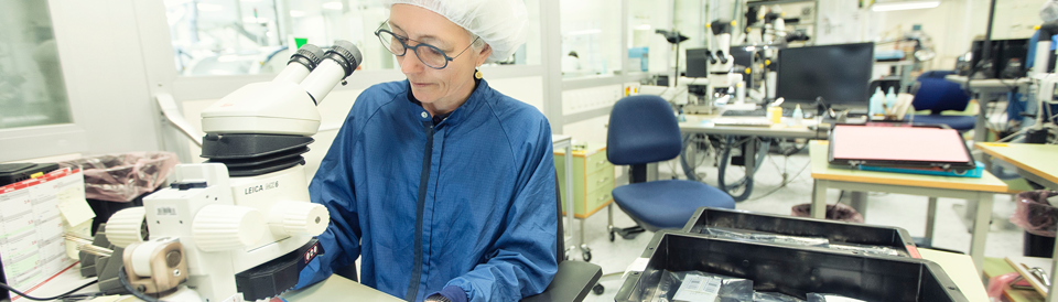 Terma employee working at a lab.