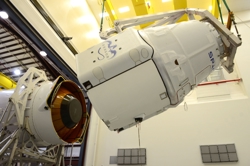 Dragon installation on Falcon 9 spacecraft.
